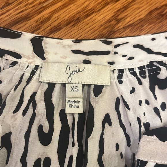 Joie Woman’s Printed Silk Top Size XS - Picture 3 of 5